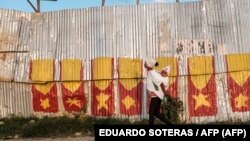 Un mur peint avec des drapeaux de la région du Tigré, dans la ville de Mekele, dans le nord de l'Éthiopie, le 6 septembre 2020, à l'approche des élections régionales du 9 septembre. (Photo AFP/ EDUARDO SOTERAS)