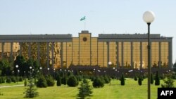 2010 yil bo'yicha hisobotda, O'zbekiston inson huquqlariga hurmat bobida Xitoy, Shimoliy Koreya, Eron, Kuba va Belarus bilan bir safda.