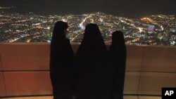 İranın islamçı hökuməti işsizliyi qadınları təhsildən uzaqlaşdırmaqla azaltmağa çalışır.