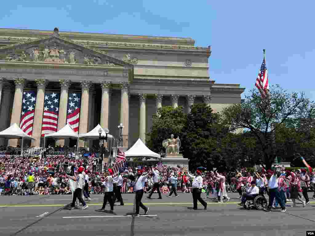 华盛顿独立日庆祝游行街头即景。(2025年7月4日)
