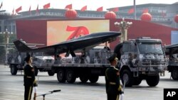Sebuah truk militer China membawa misil nuklir dalam parade peringatan 70 Tahun Partai Komunis China di Beijing, 1 Oktober 2019. 