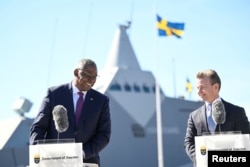 美国国防部长劳埃德·奥斯汀与瑞典国防大臣帕尔·约翰逊在瑞典穆斯科海军基地举行记者会。(2023年4月19日)