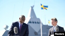 로이드 오스틴(왼쪽) 미국 국방장관과 팔 욘손 스웨덴 국방장관이 19일 스톡홀름 카운티 무스코 해군기지에서 공동회견 도중 웃고 있다. 