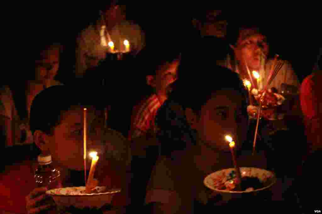 ពុទ្ធបរិស័ទបោះបាយបិណ្ឌនិងសូត្រធម៌ឧទ្ទិសកុសលដល់ដូនតា នៅ​ថ្ងៃ​បិណ្ឌ​មួយ នៅ​វត្ត​កោះ​ រាជធានី​ភ្នំពេញ កាល​ពី​ថ្ងៃ​ទី​២៨ ខែ​កញ្ញា ២០១៥។ (ឡេង ឡែន/VOA)