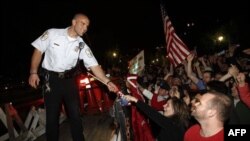 Velika grupa ljudi sinoć je proslavljala vest o smrti vođe Al-Kaide ispred bele kuće u Vašingtonu