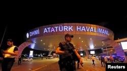 Suasana di bandara Ataturk, Istanbul, Turki pasca serangan teroris (29/6).