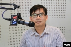 រូបឯកសារ៖ លោក ឈាង វណ្ណារិទ្ធ​ អ្នកស្រាវជ្រាវ​នៃ​វិទ្យាស្ថាន​ ISEAS-Yusof Ishak ក្នុង​ប្រទេស​សិង្ហបុរី​ និង​ជា​ប្រធាន​ក្រុម​ប្រឹក្សា​យោបល់​នៃ​វិទ្យាស្ថាន​កម្ពុជា​សម្រាប់​ការ​សិក្សា​យុទ្ធសាស្ត្រ​ ផ្តល់​បទសម្ភាសន៍​ជាមួយ VOA នៅក្នុងបន្ទប់ផ្សាយ​ ក្នុងរាជធានី​ភ្នំពេញ​ (ហ៊ាន សុជាតា/VOA)