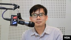 រូបឯកសារ៖ លោក ឈាង វណ្ណារិទ្ធ​ អ្នកស្រាវជ្រាវ​នៃ​វិទ្យាស្ថាន​ ISEAS-Yusof Ishak ក្នុង​ប្រទេស​សិង្ហបុរី​ និង​ជា​ប្រធាន​ក្រុម​ប្រឹក្សា​យោបល់​នៃ​វិទ្យាស្ថាន​កម្ពុជា​សម្រាប់​ការ​សិក្សា​យុទ្ធសាស្ត្រ​ ផ្តល់​បទសម្ភាសន៍​ជាមួយ VOA នៅក្នុងបន្ទប់ផ្សាយ​ ក្នុងរាជធានី​ភ្នំពេញ​។