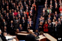 미 공화당 의원들이 5일 의회에서 도널드 트럼프 미국 대통령의 국정연설을 들으며 기립박수를 보내고 있다.
