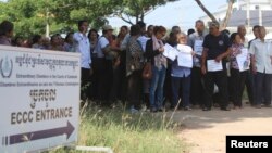 ជន​រង​គ្រោះ​សម័យ​ខ្មែរ​ក្រហម​តវ៉ា​នៅ​ខាង​ក្រៅ​អង្គ​ជំនុំ​ជម្រះ​នៅ​ក្នុង​តុលាការ​កម្ពុជា​ឬ​សាលាក្តី​ខ្មែរក្រហម ដើម្បី​ទាមទារ​សំណង​ផ្ទាល់​ខ្លួន​ កាល​ពី​ថ្ងៃ​​សុក្រ​ទ​១០ ខែ​តុលា ឆ្នាំ​២០១៤។ (រូបថត៖ Reuters/Samrang Pring)