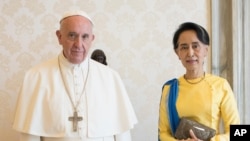 Paus Fransiskus bersama pemimpin Myanmar Aung San Suu Kyi di Vatican, 4 Mei 2017.