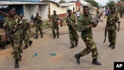 Des soldats dispersent la foule à Bujumbura, le 7 mai 2015. (AP Photo/Jerome Delay)