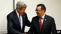 Menlu AS John Kerry (kiri) dan Menlu Ethiopia Tedros Adhanom berjabat tangan seusai menggelar pertemuan dengan pers di Addis Ababa, Ethiopia (25/5).