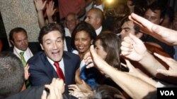 Pedro Passos Coelho, pemimpin Partai Sosial Demokrat (PSD) menyalami para pendukungnya setelah memenangkan pemilu Portugal (5/6).