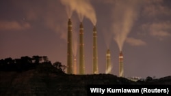 Asap dan uap uap dari PLTU Batubara milik Indonesia Power, di sebelah Proyek PLTU Batubara Jawa 9 dan 10 di Suralaya, Banten. (Foto: REUTERS/Willy Kurniawan )