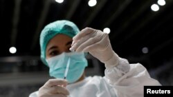 Seorang petugas kesehatan menyiapkan dosis vaksin Sinovac untuk COVID-19 saat vaksinasi massal untuk tenaga medis di Stadion Istora Senayan, Jakarta, 4 Februari 2021. (Foto: REUTERS/Willy Kurniawan)