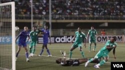Striker Nigeria Ekitho Ehiosun, kanan, mencetak gol ke gawang Sierra Leone dalam pertandingan persahabatan di Stadion Teslim Balogun Lagos, Nigeria, bulan lalu. Nigeria akan menjamu Argentina 1 Juni.