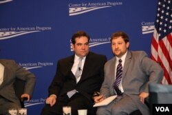 美国外交政策理事会资深研究员江佳士 (图左国旗旁，蓄胡子着浅色西装者)(美国之音钟辰芳拍摄)