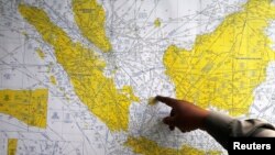 Mayat-mayat bergeletakan setelah sebuah truk menabrak kerumunan massa di Nice, Perancis, dalam perayaan hari libur nasional Hari Bastille (14/7). (Reuters/Eric Gaillard)