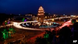 A traffic photo at the Cambodian Independence Monument. (AP Photo/Heng Sinith)