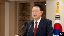 12일 용산 대통령 청사에서 윤석열 한국 대통령이 대국민 담화를 진행하고 있다.