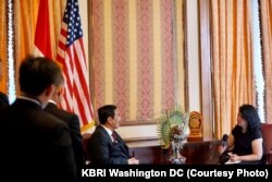 Luhut Binsar Panjaitan jelaskan soal pencabutan moratorium pembangunan reklamasi Teluk Jakarta yang kontroversial. (Courtesy: KBRI)