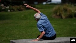 Foto yang diambil pada tanggal 17 Juni 2014 ini menunjukkan George Jackson, 85 tahun, seorang veteran tentara dan mantan petinju berpartisipasi dalam kelas parkour bagi warga senior di sebuah taman di London selatan. 'Kadang-kadang saya lupa umur saya, bahwa saya tidak bisa melakukan hal-hal tertentu', ujar Jackson, anggota tertua kelas tersebut. Kelas unik yang berlangsung setiap minggu bagi orang yang berusia 60 tahun itu disebut parkour, bidang yang biasanya dikenal karena lari, memanjat dan lompatan-lompatan melawan gravitasi yang akrobatik. Ia berjuang mengatasi pergelangan kaki dan lutut yang bengkak dan kegiatan di kelas ini membantunya. 'Saya tertatih-tatih sebelumnya dan sekarang saya bisa berjalan dengan lancar,' kata Jackson. 'Tapi saya tidak berencana melompati lebih dari bangku'.(AP Photo/Lefteris Pitarakis)