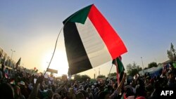 Sudanese demonstrators gather during a rally outside the army complex in the capital Khartoum, April 16, 2019. 