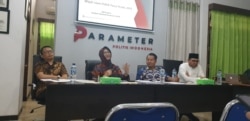 Peneliti senior LIPI, Siti Zuhro, dan Direktur Eksekutif Parameter Politik Indonesia, Adi Prayitno, saat berdiskusi mengenai publikasi hasil survei di Jakarta, 29 November 2019.