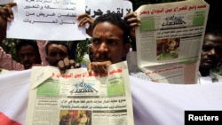 Des journalistes soudanais manifestent pour la liberté de la presse et contre la censure, à Khartoum, le 20 mai 2010.