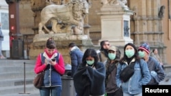 ប្រជាជន​នាំ​គ្នា​ពាក់​ម៉ាស​ដើរ​កាត់​ទីក្រុង Florence ប្រទេស​អ៊ីតាលី ខណៈ​ដែល​ប្រទេស​នេះ​កំពុង​រង​ការ​ផ្ទុះ​វីរុស​កូរ៉ូណា​ថ្មី COVID-19 ថ្ងៃ​ទី​៧ ខែមីនា ឆ្នាំ២០២០។ 