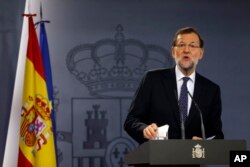 FILE - Spanish Prime Minister Mariano Rajoy delivers a statement on Catalan independence at the Moncloa palace, the premier's official residence, in Madrid, Oct. 27, 2015.