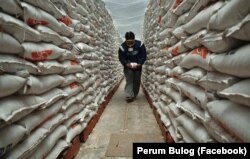 Bulog Lakukan Sortasi Terhadap Beras Turun Mutu Di Oku Sumsel , 13 Februari 2019. (Facebook: Perum Bulog).