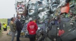 برطانیہ کے تفریحی مقام کونوال میں جی سیون سربراہ اجلاس کے موقع پر آنے والے سیاح الیکٹرانک کچرے کے مجسموں میں بڑی دلچسپی لے رہے ہیں۔ 9 جون 2021