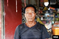 លោក អ៊ិន បយ អាយុ៦៥ឆ្នាំ ប្រជាពលរដ្ឋ​រស់​នៅ​ក្នុង​ភូមិ​ថ្នាញ សង្កាត់​បាទី ក្រុង​បាវិត ផ្តល់​បទសម្ភាសន៍ដ​ល់ VOA ក្នុង​ខែមិថុនា ឆ្នាំ២០១៧។ (ស៊ុន ណារិន/VOA)