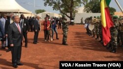 Le secrétaire général de l'ONU, Antonio Guterres (2e à g.), salue le drapeau aux côtés du Premier ministre du Mali, Soumeylou Boubèye Maïga (1er à g.), le 29 mai 2018, à Bamako. (VOA/Kassim Traoré)