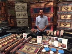 Ilustrasi. Pasar Seni tahunan di Museum Nasional Smithsonian menampilkan kerajinan tradisional asli, termasuk tekstil, perhiasan, dan keranjang. (Foto: VOA/J.Taboh)