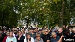 Wananchi wakitoa heshima zao wanapohudhuria Maandamano ya jeneza kutoka Westminster Abbey hadi Wellington Arch jijini London mnamo Septemba 19, 2022. PAUL ELLIS/REUTERS.
