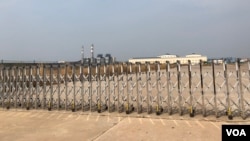 រូបឯកសារ៖ ផ្លូវចូលរោងចក្រផលិតស្ករអំពៅ Rui Feng ត្រូវបានបិទទាំងស្រុងក្នុងស្រុកឆែប ខេត្តព្រះវិហារ ថ្ងៃទី១ ខែកុម្ភៈ ឆ្នាំ២០២០។ (ស៊ុន ណារិន/វីអូអេ) 