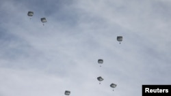 Pemberian pasokan makanan yang dilakukan melalui udara di Gaza, di tengah konflik yang sedang berlangsung antara Israel dan Hamas, di Kota Gaza, 1 Maret 2024. (Foto: REUTERS/Kosay Al Nemer)