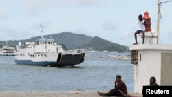 Un bateau arrive à Dzaoudzi sur l'île de Mayotte, dans l'océan Indien, 31 mars 2012.