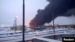 ផ្សែងខ្មៅបានហុយឡើងនៅរោងចក្រចម្រាញ់ប្រេងរុស្ស៊ី ក្រោយការ​វាយប្រហារ​ដោយដ្រូនរបស់អ៊ុយក្រែន នៅតំបន់ Ryazan ប្រទេសរុស្ស៊ី កាលពីថ្ងៃទី១៣ ខែមីនា ឆ្នាំ២០២៤។ (Video Obtained By Reuters/via REUTERS)