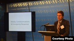 លោក Tony Morain នៃ​អង្គការ​មនុស្សធម៌ Direct Relief ថ្លែង​នៅ​ក្នុង​វគ្គ​បណ្តុះបណ្តាល​មួយ​អំពី​«ការ​ផ្សាយ​ព័តមាន​នៅ​ក្នុង​អំឡុង​គ្រោះ​មហន្តរាយ» នៅ​ទី​ស្នាក់​ការ​វីអូអេ​ក្នុង​រដ្ឋធានី​វ៉ាស៊ីនតោន​កាល​ពី​ថ្ងៃ​ទី១៨ ខែ​វិច្ឆិកា ឆ្នាំ​២០១៤។ (វីអូអេ)