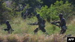 Des soldats kényans participent à un exercice militaire conjoint avec des Marines américains près de la ville côtière de Lamu, 15 janvier 2004.