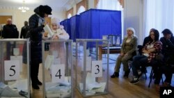 Kiyevdagi saylov uchastkalaridan biri, 26-oktabr, 2014-yil