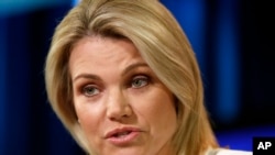 លោកស្រី Heather Nauert អ្នក​នាំ​ពាក្យ​ក្រសួង​ការបរទេស​ថ្លែង​នៅ​ក្នុង​សន្និសីទ​កាសែត​មួយ​នៅ​ក្រសួង​ការបរទេស​ ក្នុង​រដ្ឋធានី​វ៉ាស៊ីនតោន កាលពី​ថ្ងៃទី៩ ខែសីហា ឆ្នាំ២០១៧។