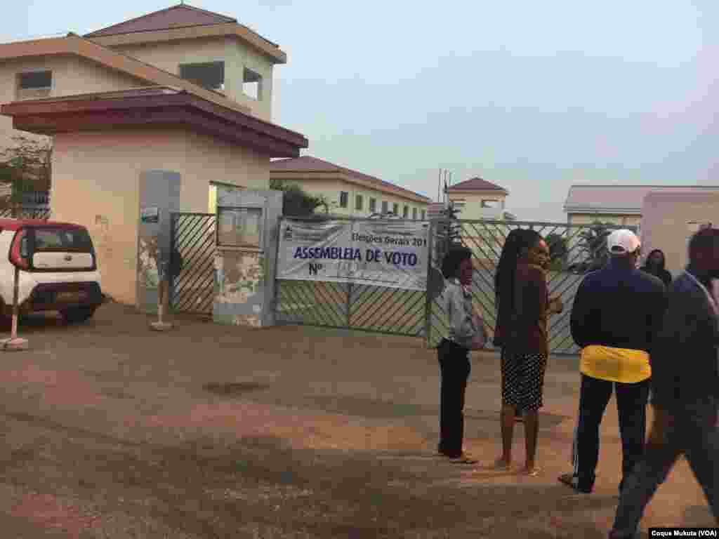 Des électeurs attendent l&rsquo;ouverture du bureau de vote à Luanda, Angola, 23 août 2017.