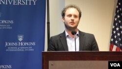 5일 미국 워싱턴의 존스홉킨스 대학 미한연구소에서 퍼시픽 포럼의 벤자민 카제프 실버스타인 객원연구원이 북한의 장마당 추세를 분석한 새 보고서를 발표하고 있다.