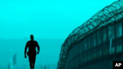 Penjaga perbatasan di pos perbatasan antara Tijuana, Meksiko dan San Diego.