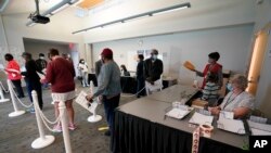 지난 2020년 미국 대선에서 노스캐롤라이나주 더럼 시내 유권자들이 투표소에 줄지어 서 있다. (자료사진)